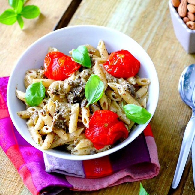 Penne demi-complètes au pesto d'aubergines et amandes