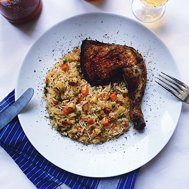 Riz fricassé aux légumes et poulet grillé mariné