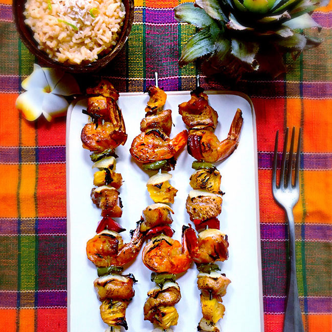 Brochettes de poulet, crevettes et ananas victoria