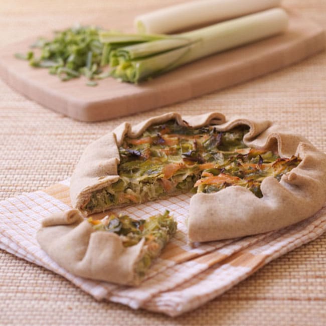 Tarte rustique aux poireaux et à la truite fumée