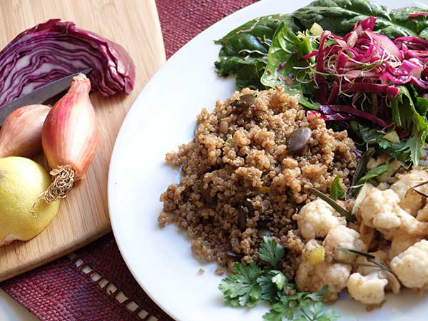 Salade d'épinards au chou rouge, quinoa aux graines de courge et chou-fleur à l'estragon