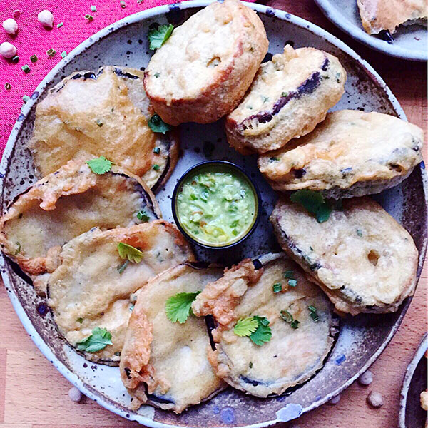 Beignets d'aubergine, de pomme de terre et de pain à la farine de pois chiche