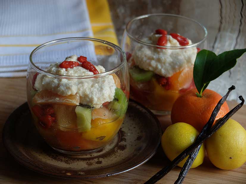 Salade de fruits exotiques et sa crème mousseuse au citron vert