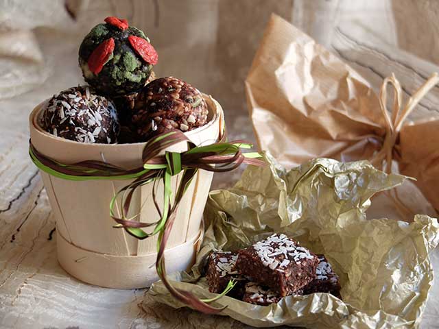 Truffes aux dattes, amandes, baies de canneberge et de goji