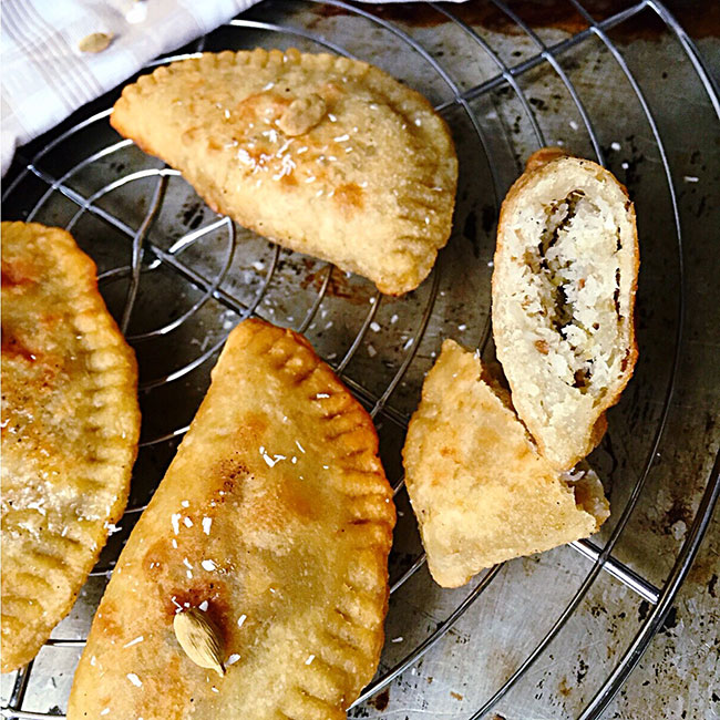 Chaussons de patate douce blanche fourrés à la noix de coco et parfumés à la cardamome