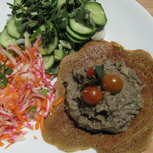 Grosses crêpes de lentilles vertes à la purée d'aubergines