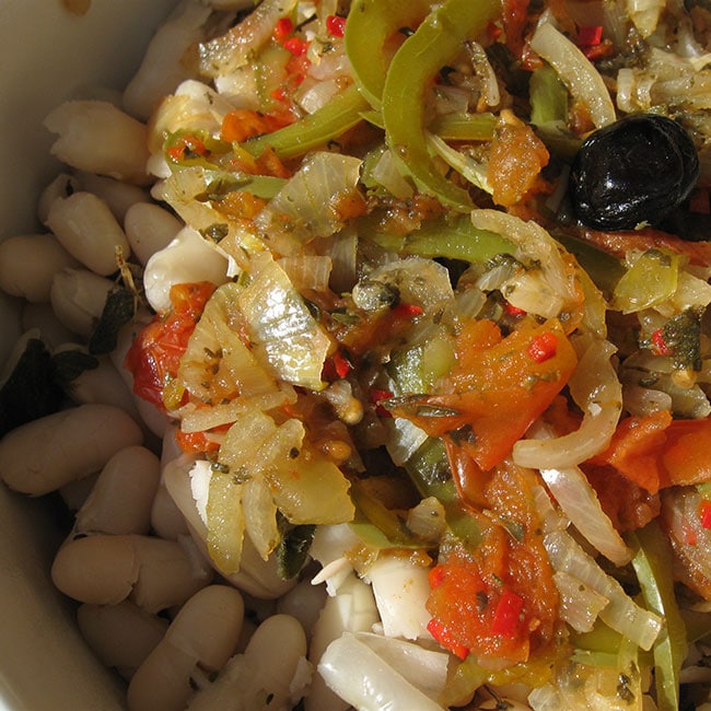 Haricots blancs, fricassée de poivrons verts au basilic