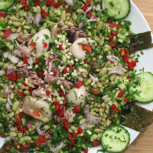 Salade tiède de flageolets et fruits de mer, brunoise de concombre et poivrons