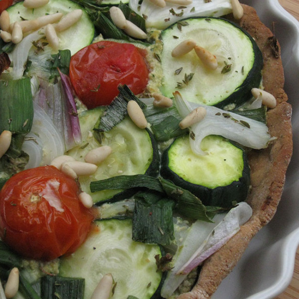 Tarte courgette-oignon, crème de tofu à l'ail des ours