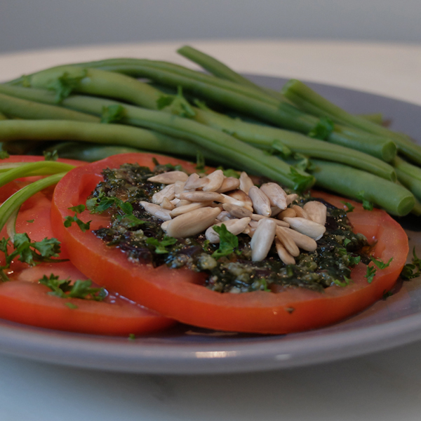 Salade de haricots verts et tomates au persil, graines de tournesol et tartare d'algues