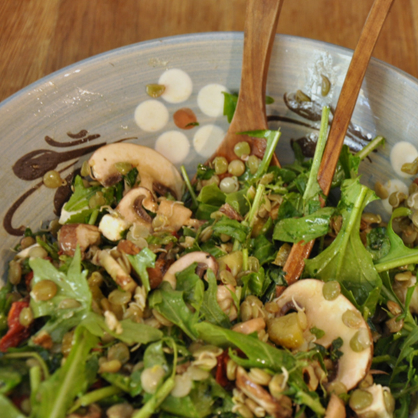 Salade de lentilles blondes au fromage de chèvre mariné, tomates séchées et noix