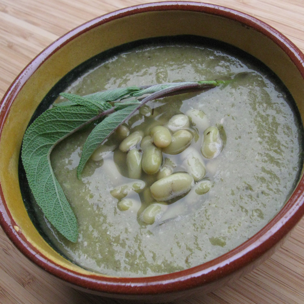 Soupe rustique à la sauge, aux trois choux et flageolets