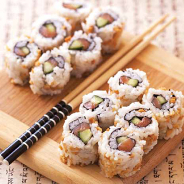 California maki saumon, concombre et cacahuètes