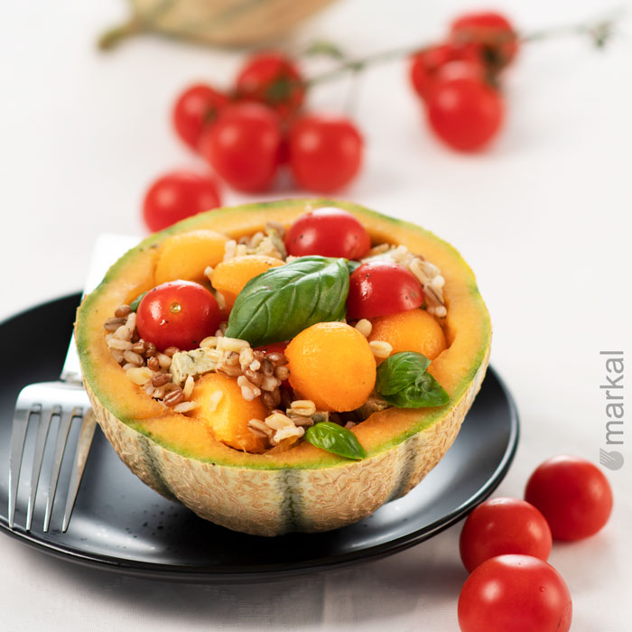 Salade de melon, tomates cerises, mélange 4 céréales précuites et tofu au basilic