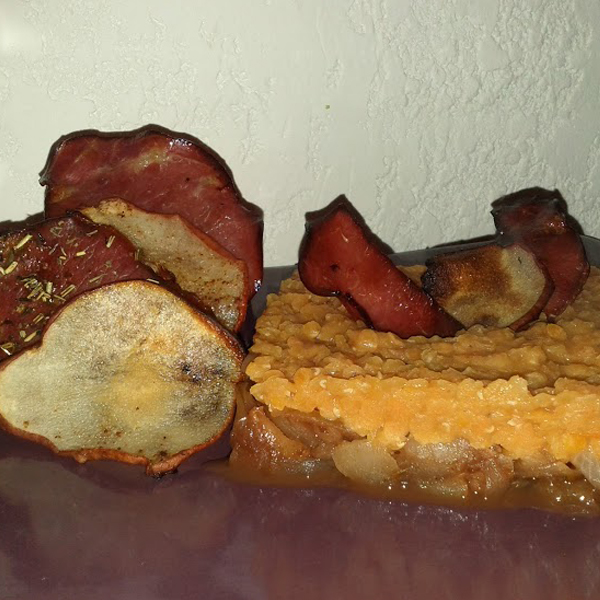 Délice de lentilles corail sur sa compotée de poire surmonté de ses chips de bacon-poire