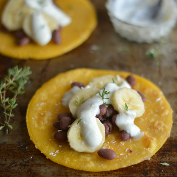 Tacos sucrés banane, noix de coco et haricots rouges