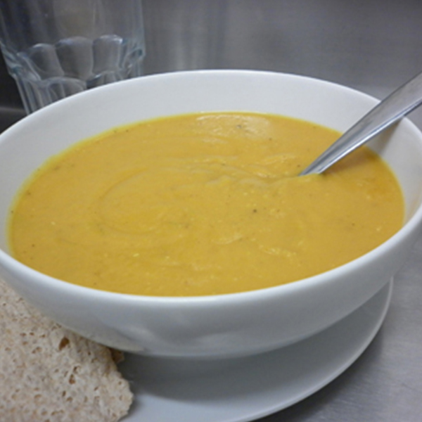 Velouté de patate douce et lentilles corail au curry et au lait de coco