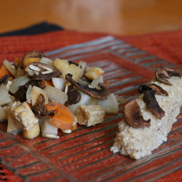 Wok de racines d'hiver et tempeh, quenelle de millet aux champignons et à la coriandre