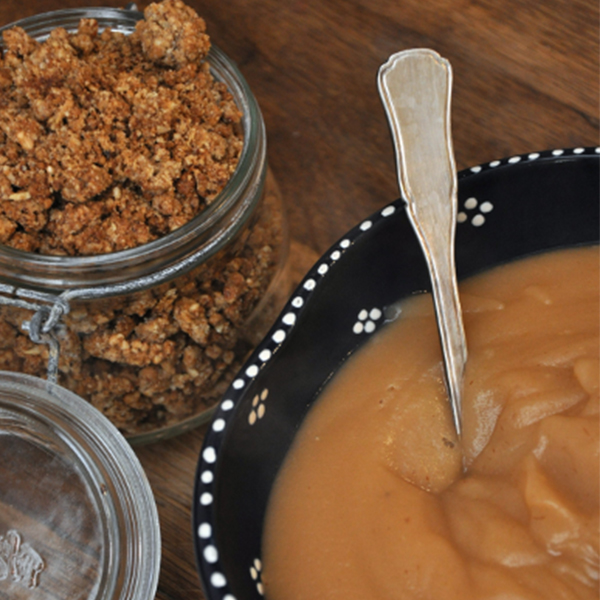 Compote aux fleurs de sureau et crumble à la farine de souchet