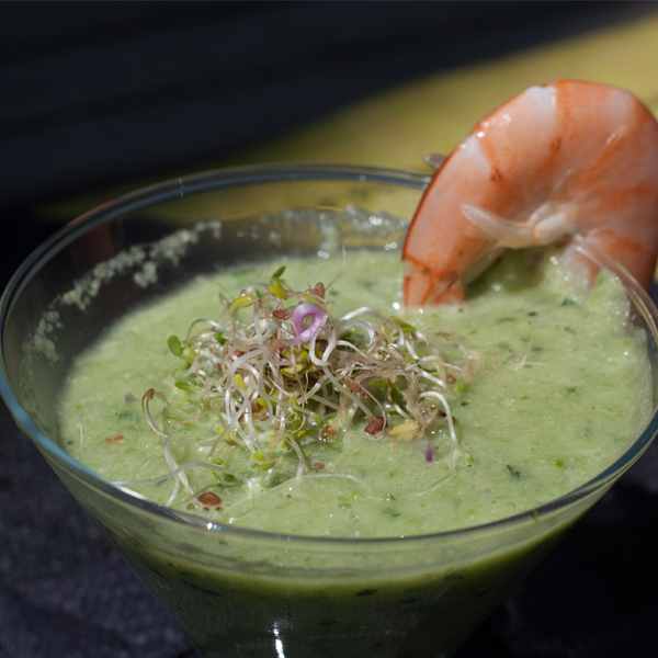 Gaspacho vert amande-pécan et ses crevettes