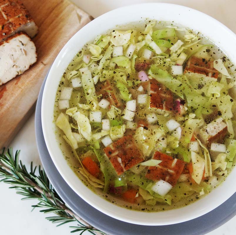 Soupe « repas » au chou blanc et au tofu fumé