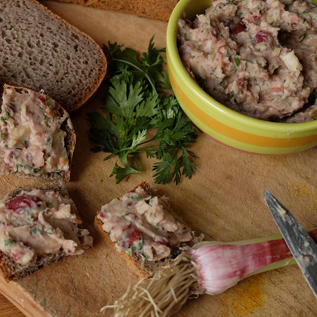 Tartinade de haricots mélangés à l'ail frais et à la coriandre