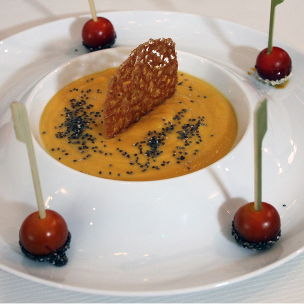 Velouté de potimarron, tuile et tomate cerise façon pomme d'amour