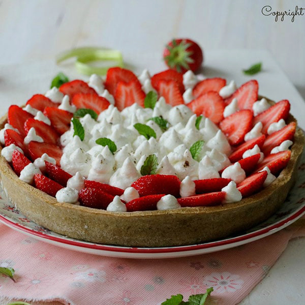 Tarte fraises, rhubarbe, menthe et chantilly coco