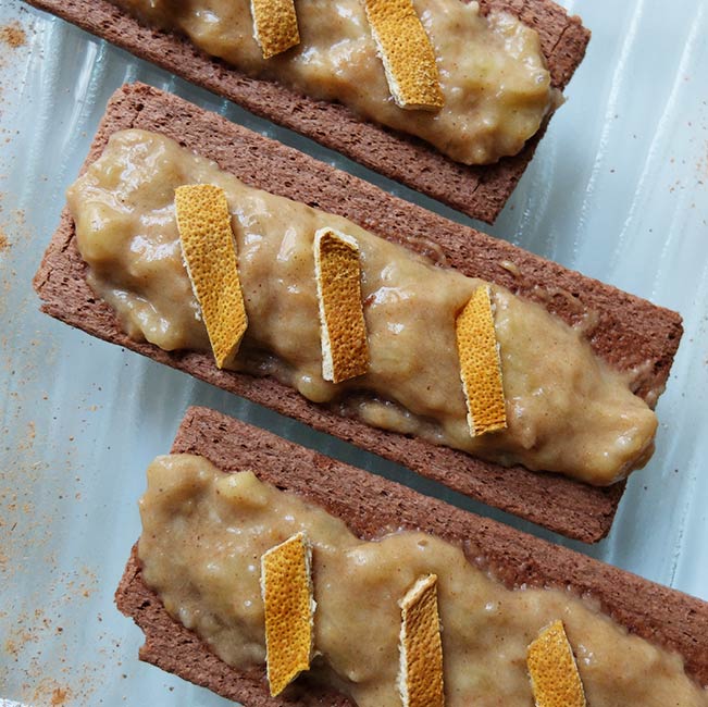 Banane à la purée de noix de cajou parfumée à l'orange et sa tartine au cacao