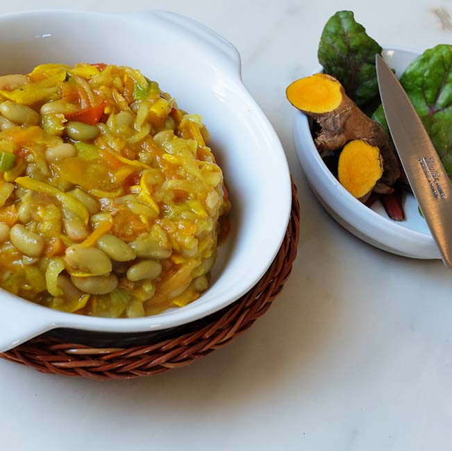 Duo de carottes et navets fanes aux flageolets et au curcuma, en terrine