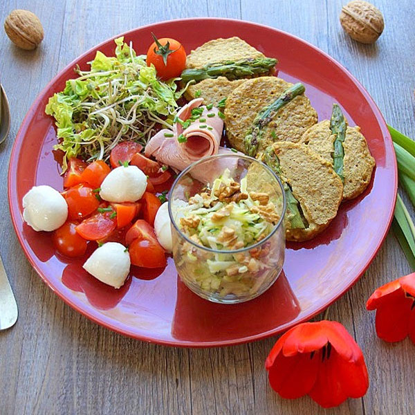 Galette de sarrasin, tomates mozzarella, salade de courgettes aux noix