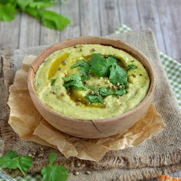 Houmous de pois cassés, coriandre et graines de chanvre