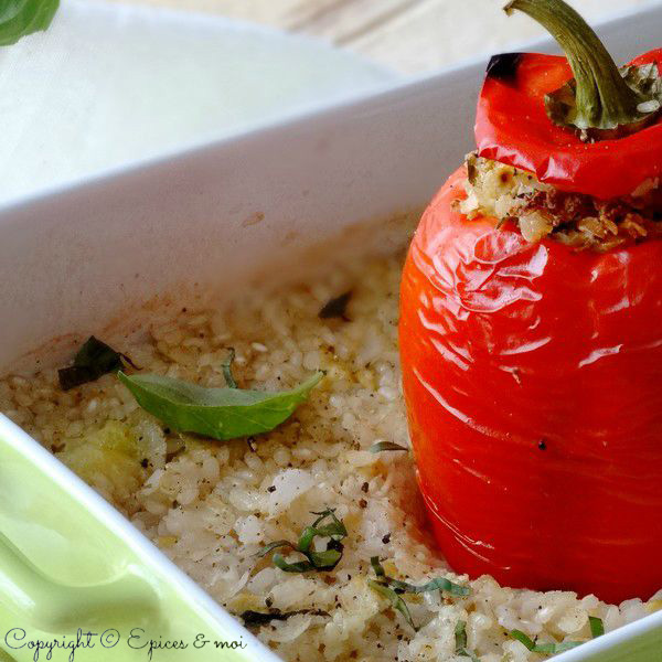 Poivrons farcis au tofu, flocons de riz et basilic