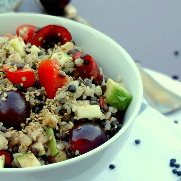 Salade de riz complet et lentilles beluga aux cerises et à la vinaigrette de moutarde à la vanille