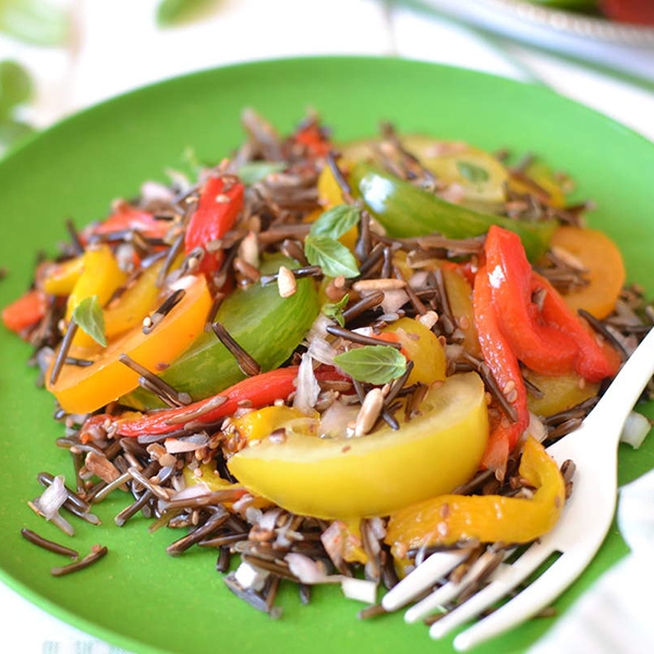 Salade de riz sauvage aux poivrons rôtis et tomates anciennes