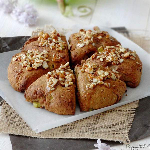 Scones à la rhubarbe, à la farine de souchet et aux amandes