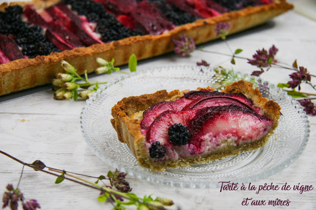 Tarte à la rhubarbe confite, aux fraises et gingembre