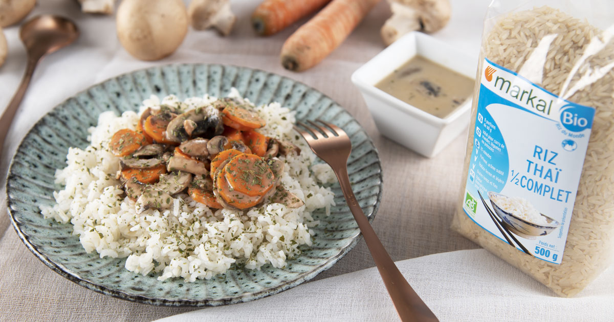 Poêlée de champignons, carottes à la crème de riz accompagnés de riz thaï 1/2 complet