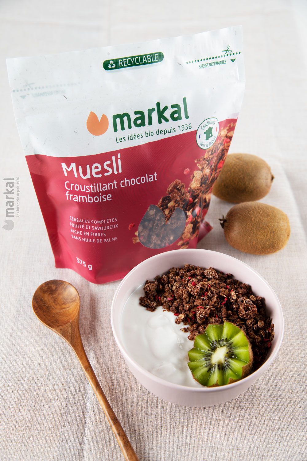 Bol de muesli chocolat framboise et yaourt végétal