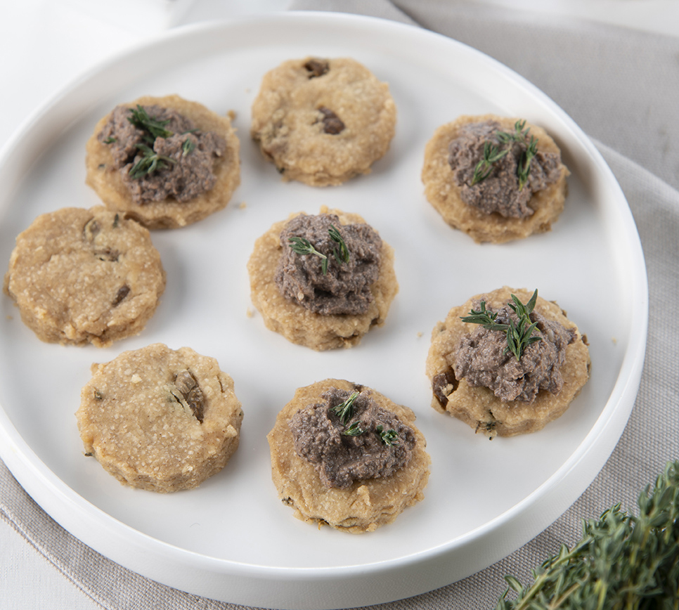 Sablés olives et thym avec son caviar aux champignons