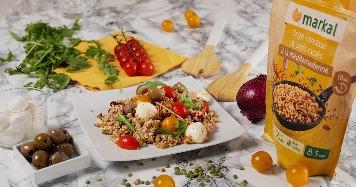 Salade d’été à l'orge concassé et pois cassés à la méditerranéenne