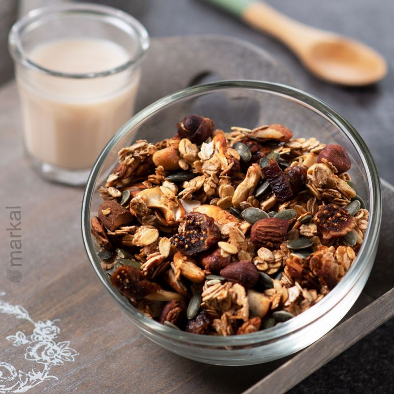 Dried fruit in snacks for the young and old alike